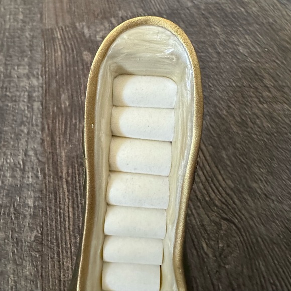 Beautiful Green High Heel Ring Display - Picture 7 of 7